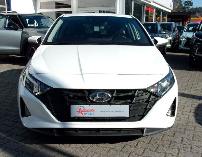 Weiß Gebraucht 2022 Hyundai i20 Comfort Limousine | 13.780 € (Fairer Preis) - Bild 1/4