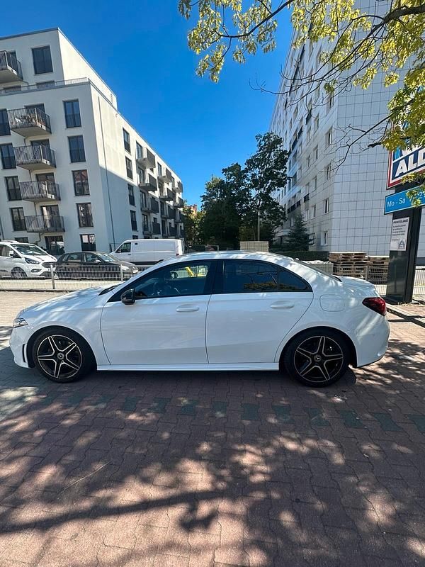 Weiß Gebraucht 2019 Mercedes A200 AMG line Limousine | 22.500 € (Guter Preis) - Bild 1/4