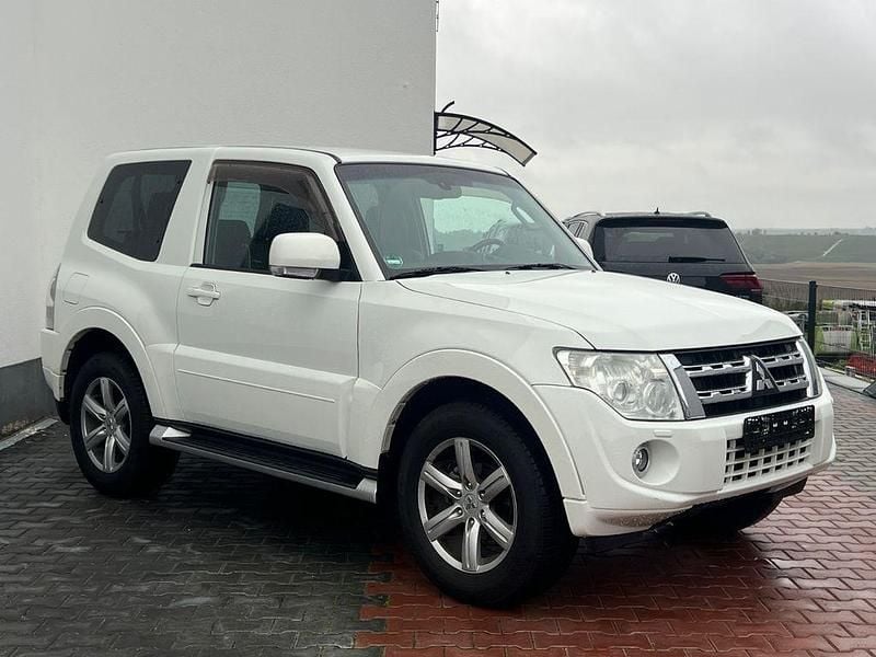 Weiß Gebraucht 2011 Mitsubishi Pajero Intense SUV | 28.900 € - Bild 1/4