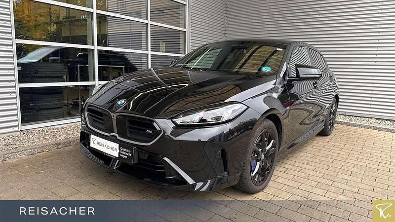 Saphirschwarz metallic Gebraucht 2025 BMW 135 Kleinwagen | 37.950 € (Guter Preis) - Bild 1/4