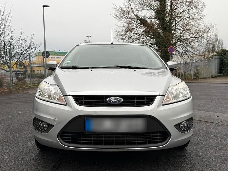 Silber Gebraucht 2010 Ford Focus Kombi | 1.950 € (Fairer Preis) - Bild 1/4