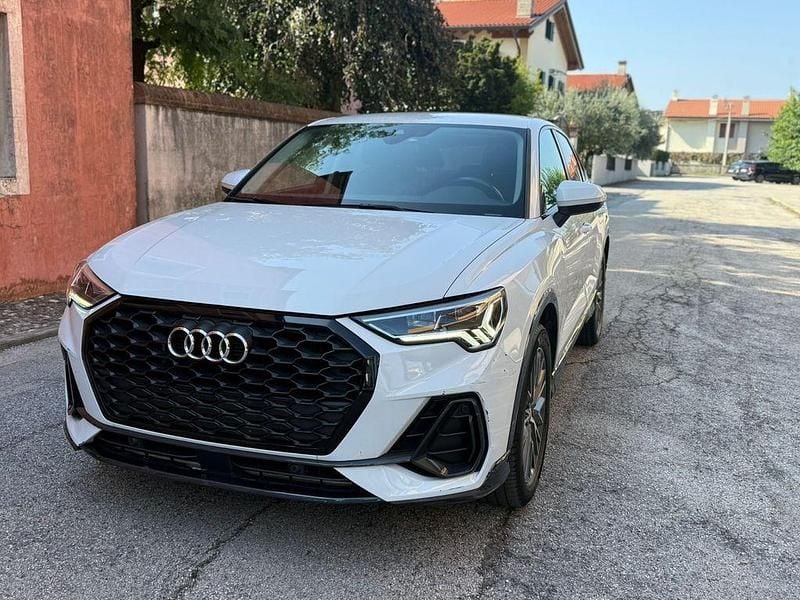 Gletscherweiß metallic (metallic) Gebraucht 2020 Audi Q3 Sportback S-Line SUV | 23.490 € (Superpreis) - Bild 1/4