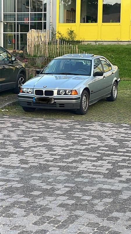 Silber Gebraucht 1995 BMW 316 Limousine | 2.750 € - Bild 1/4