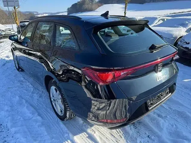 Używany Seat Leon Reference 116 KM (85 kW) 2022 Czarny Kombi