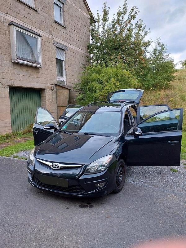 Schwarz Gebraucht 2010 Hyundai i30 Kombi | 3.800 € - Bild 1/4