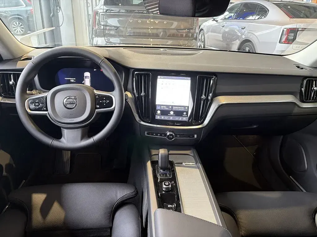 Neu Volvo V60 Plus 197 PS (144 kW) 2026 Silber Kombi