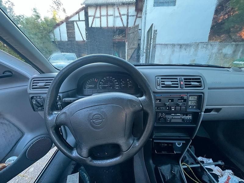 Weiß Gebraucht 1995 Opel Vectra Limousine | 2.800 € - Bild 1/4