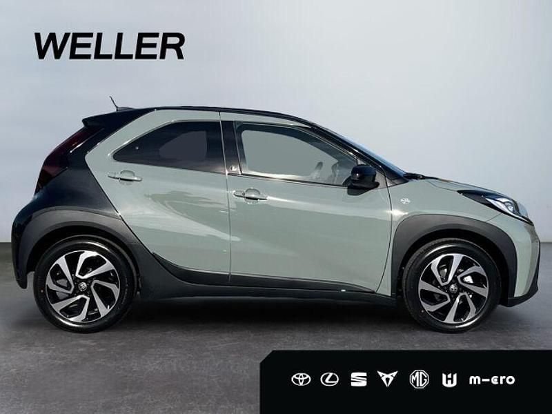 Neu Toyota Aygo X 72 PS (52 kW) 2025 6x3)/ black mica (209) (gruen SUV