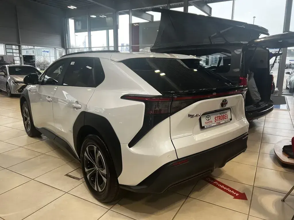 Gebraucht Toyota bZ4X Comfort 150 kW (204 PS) 2023 Platinumweiß perleffekt SUV