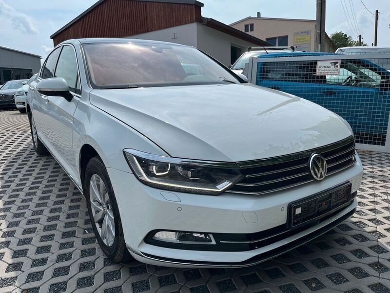 Weiß Gebraucht 2018 VW Passat Limousine | 13.900 € (Superpreis) - Bild 1/4