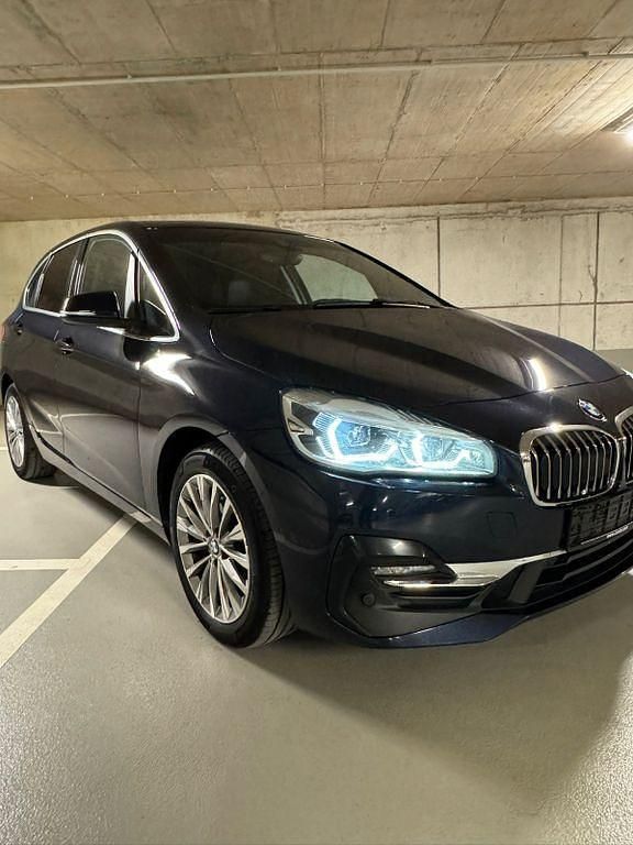 Blau Gebraucht 2019 BMW 220 Active Tourer Luxury Line Van / Kleinbus | 17.190 € (Fairer Preis) - Bild 1/4
