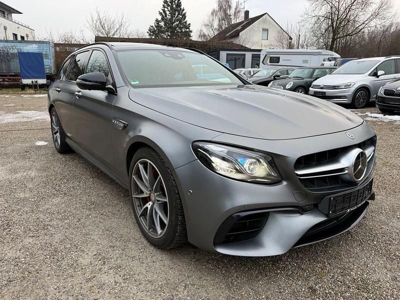 Grau Gebraucht 2020 Mercedes E63S AMG AMG Limousine | 59.500 € (Fairer Preis) - Bild 1/4