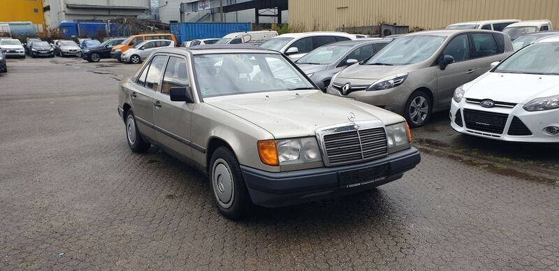 Gebraucht Mercedes E230 132 PS (97 kW) 1987 Grau Limousine