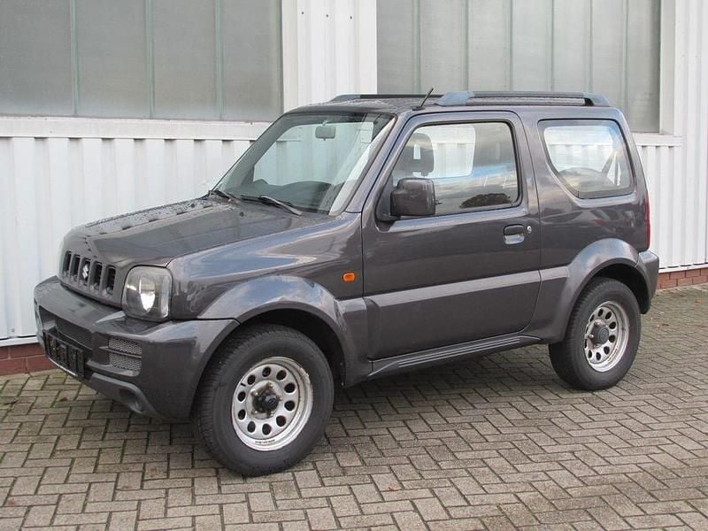 Grau (metallic) Gebraucht 2010 Suzuki Jimny SUV | 6.750 € (Superpreis) - Bild 1/4