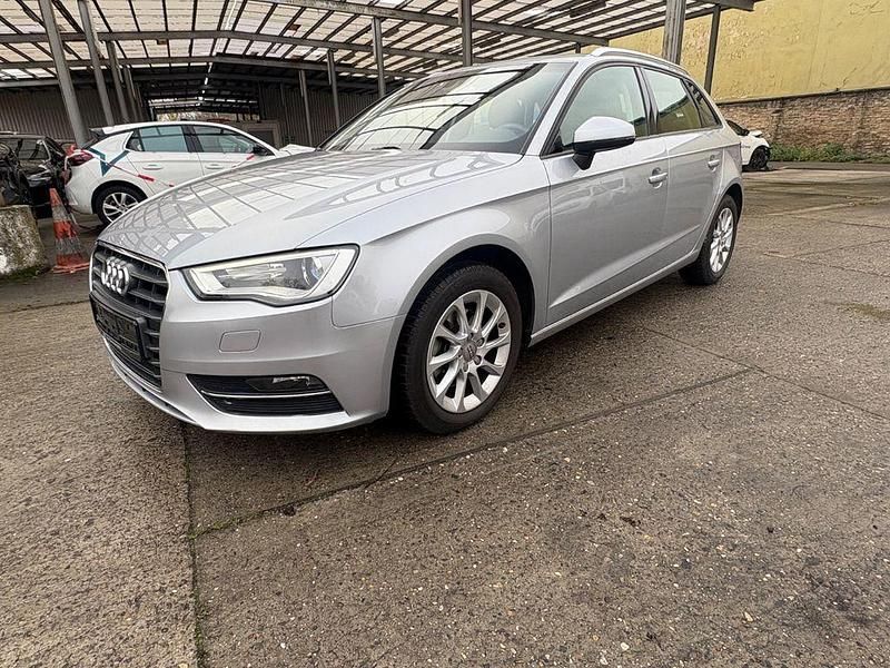 Silber Gebraucht 2016 Audi A3 Attraction Limousine | 14.999 € (Guter Preis) - Bild 1/4