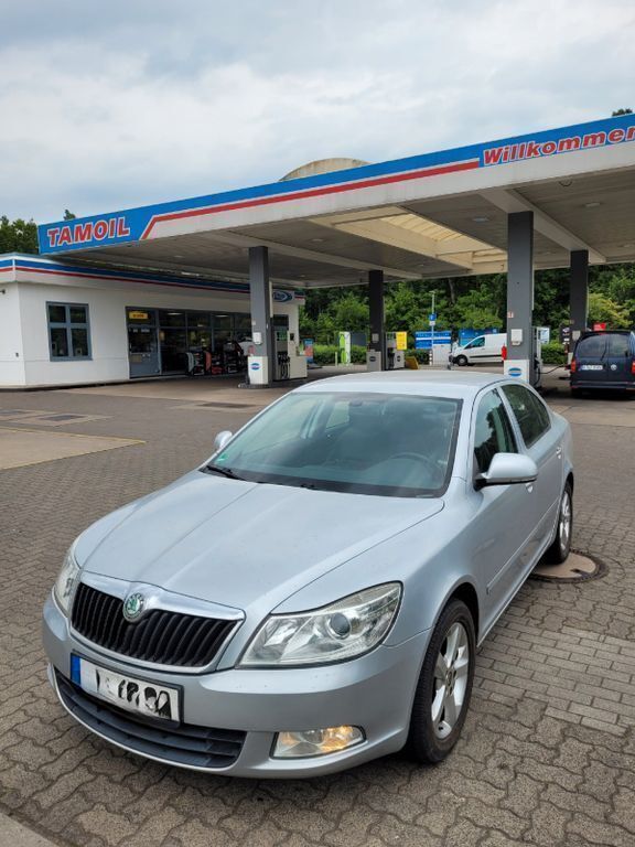 Silber Gebraucht 2010 Skoda Octavia Elegance Limousine | 3.650 € (Fairer Preis) - Bild 1/4