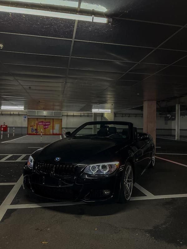 Schwarz Gebraucht 2013 BMW 330 Cabriolet M Sport Cabrio | 25.993 € (Teuer) - Bild 1/4