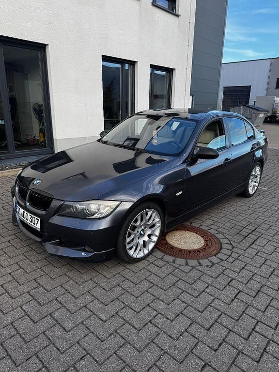 Grau Gebraucht 2005 BMW 330 Sport Line Limousine | 7.000 € (Fairer Preis) - Bild 1/4
