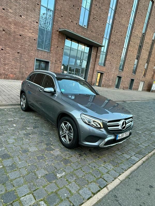 Grau Gebraucht 2017 Mercedes GLC220 Kombi | 19.500 € - Bild 1/4