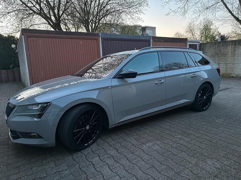 Grau Gebraucht 2019 Skoda Superb Kombi | 26.500 € (Teuer) - Bild 1/2