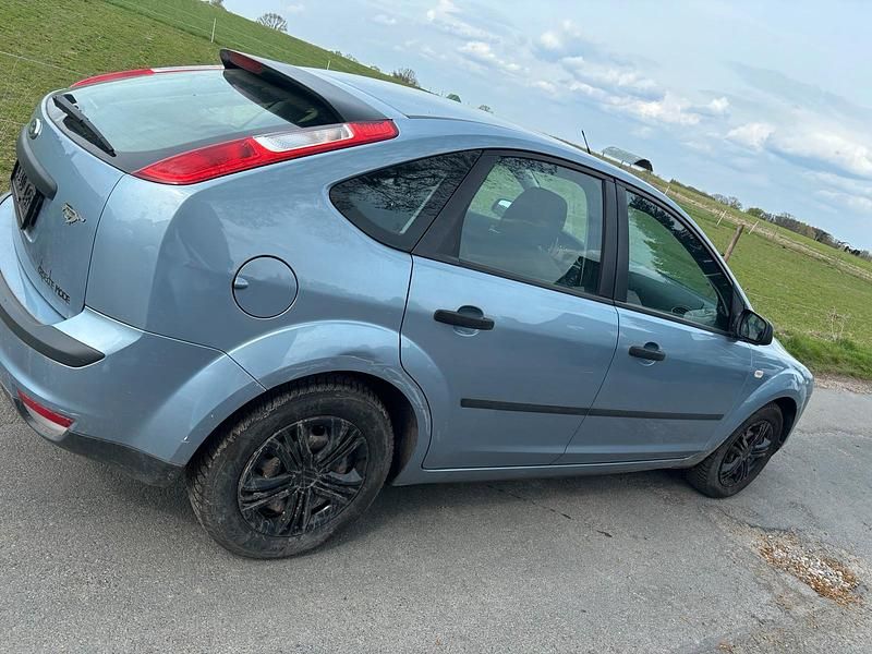 Usata Ford Focus 100 CV (73 kW) 2005 Blu Berlina