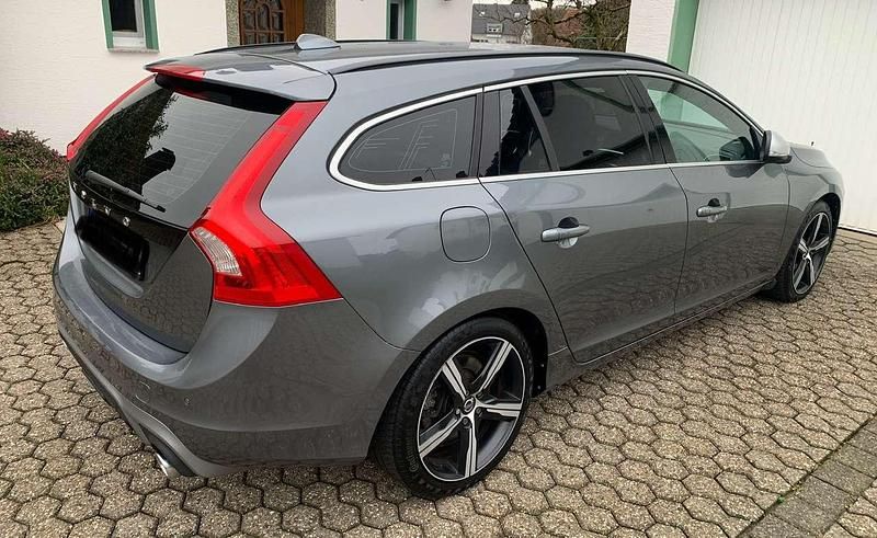 Grau Gebraucht 2018 Volvo V60 R-Design Momentum Kombi | 13.990 € (Fairer Preis) - Bild 1/4