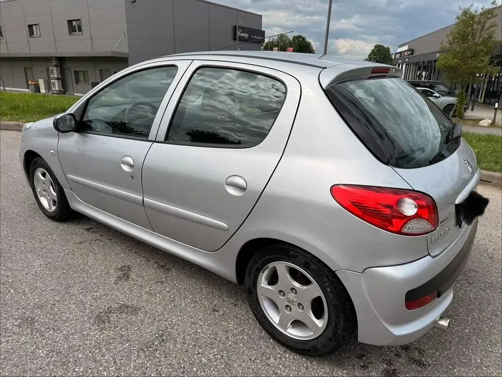 Gebraucht Peugeot 206+ Basis 68 PS (50 kW) 2011 Grau Kleinwagen