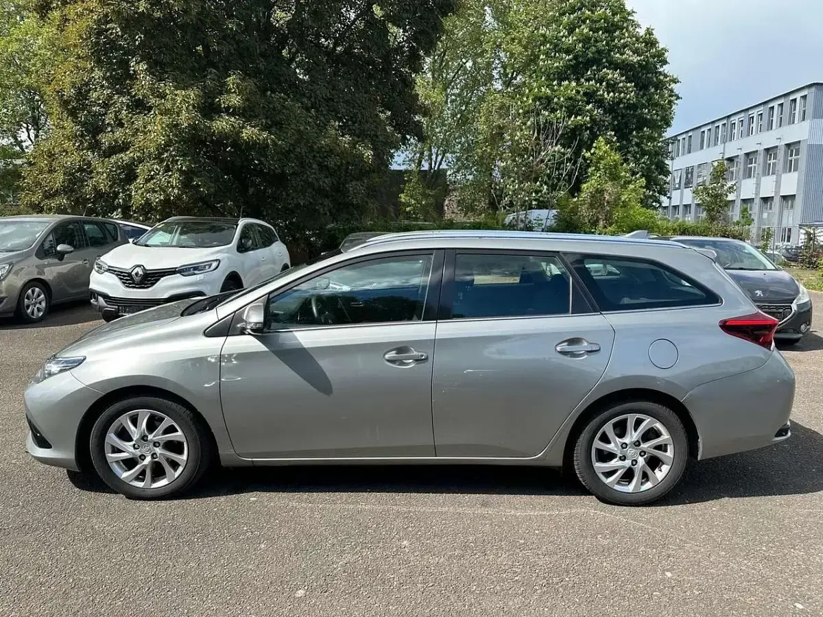 Gebraucht Toyota Auris Comfort 111 PS (81 kW) 2015 New medium silver/ grey Kombi