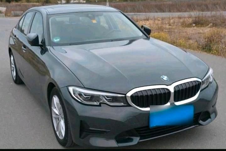 Grau Gebraucht 2022 BMW 320 Limousine | 26.200 € (Superpreis) - Bild 1/4