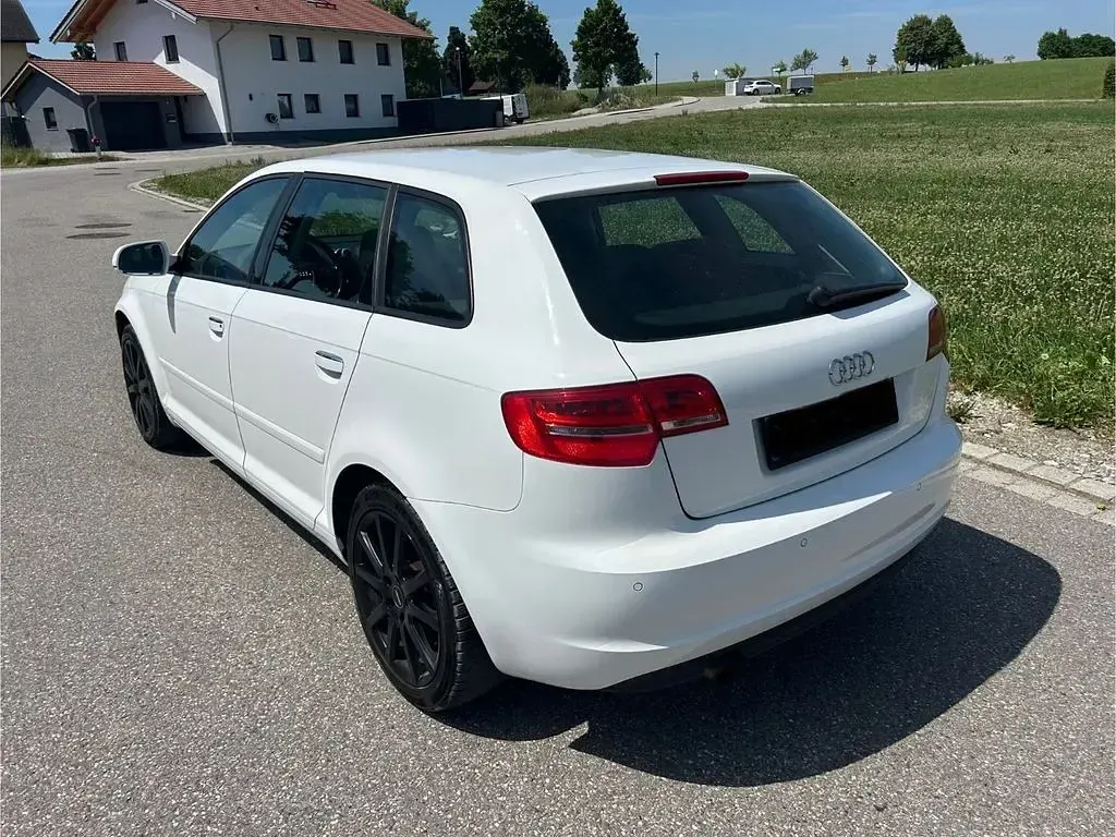 Gebraucht Audi A3 105 PS (77 kW) 2011 Weiß Kleinwagen
