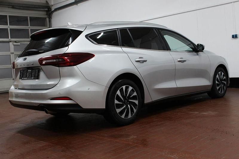 Gebraucht Ford Focus Titanium 120 PS (88 kW) 2022 Silber Limousine