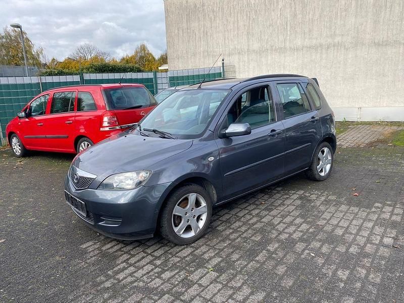 Grau Gebraucht 2004 Mazda 2 Limousine | 2.399 € (Fairer Preis) - Bild 1/4