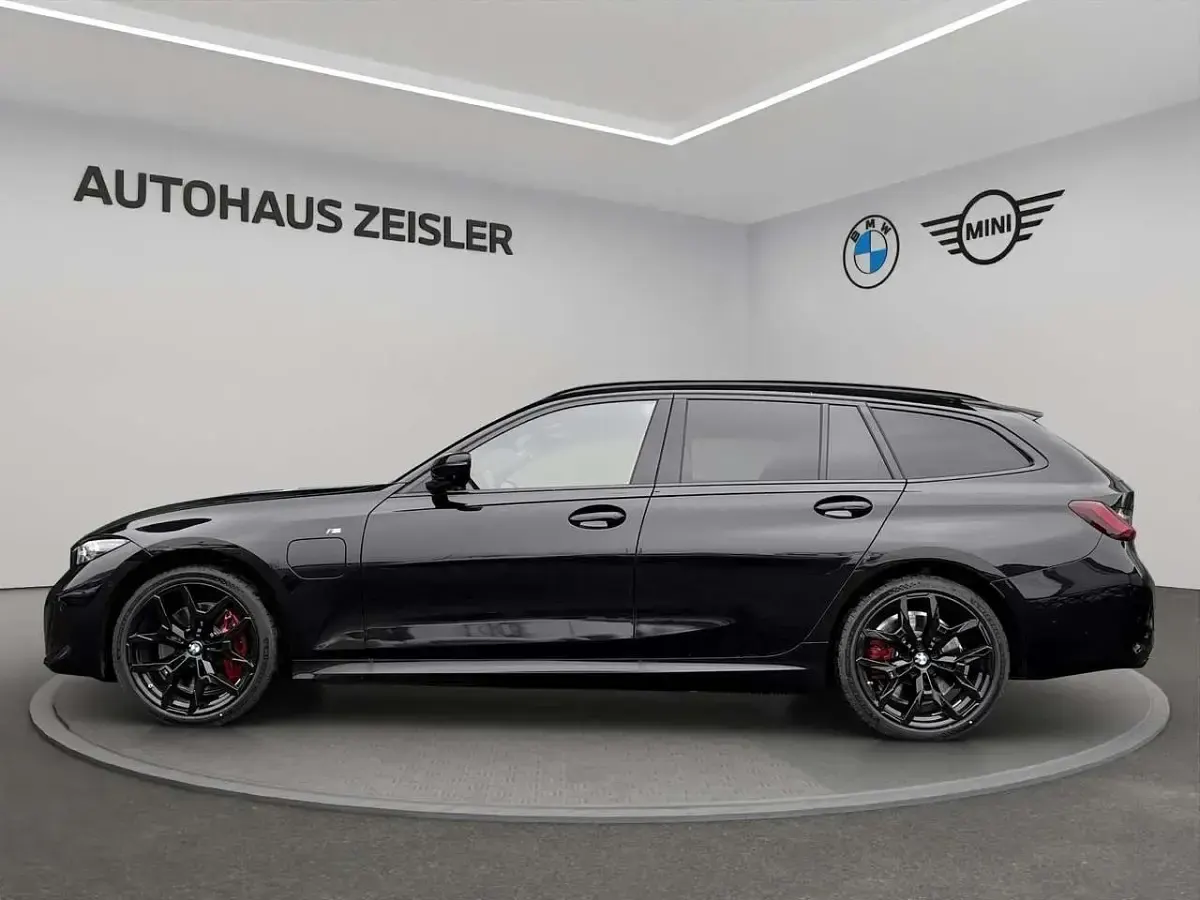Neu BMW 330e Performance 292 PS (214 kW) 2026 Schwarz Limousine