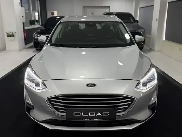 Używany Ford Focus Cool & Connect 120 KM (88 kW) 2021 Srebrny Kombi