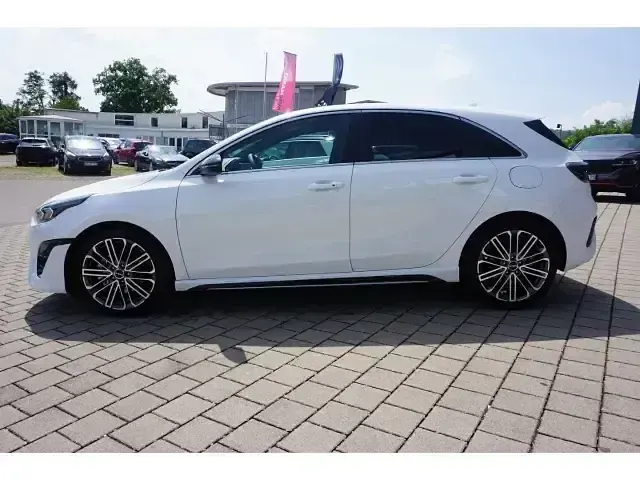 Neu Kia Ceed GT GT-Line 140 PS (102 kW) 2025 Weiss Limousine