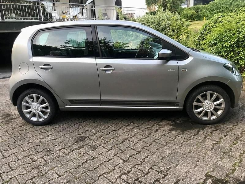Silber Gebraucht 2016 VW up! CLUB Kleinwagen | 6.295 € (Fairer Preis) - Bild 1/4