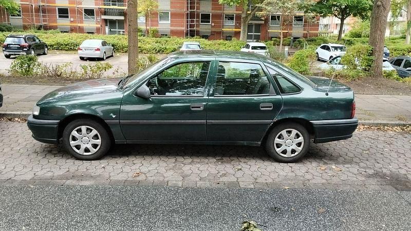 Grün Gebraucht 1995 Opel Vectra Limousine | 1.111 € - Bild 1/4
