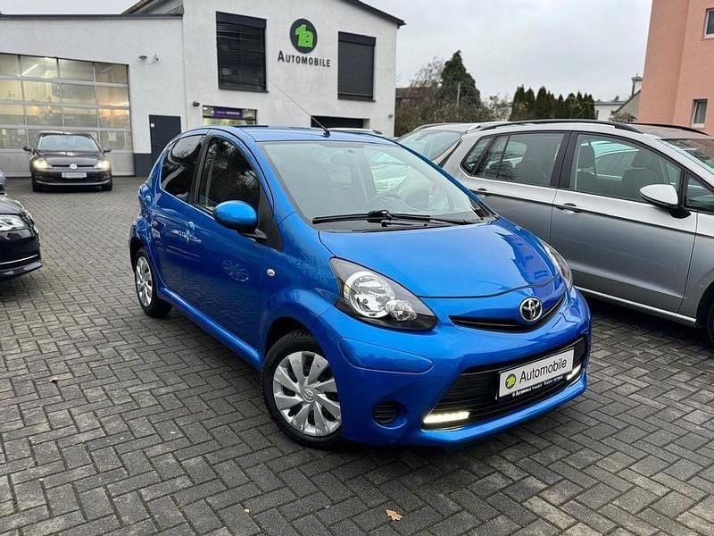Blau Gebraucht 2012 Toyota Aygo Connect Style Kleinwagen | 5.999 € (Fairer Preis) - Bild 1/4