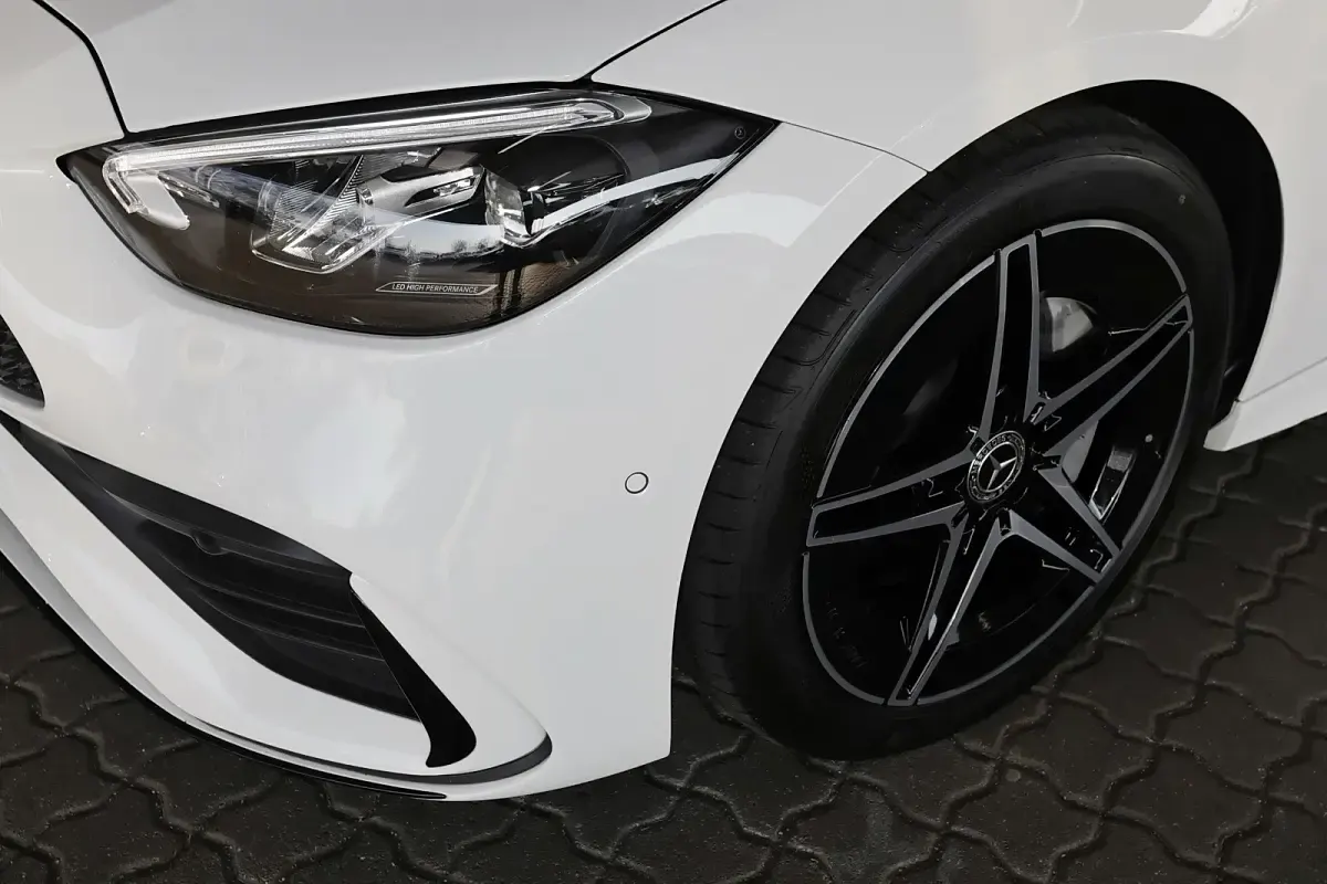 Gebraucht Mercedes C200 AMG 163 PS (119 kW) 2024 Unilack polarweiß Kombi