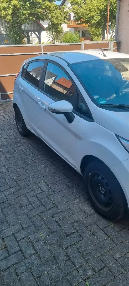 Gebraucht Ford Fiesta 80 PS (58 kW) 2016 Weiß Kleinwagen