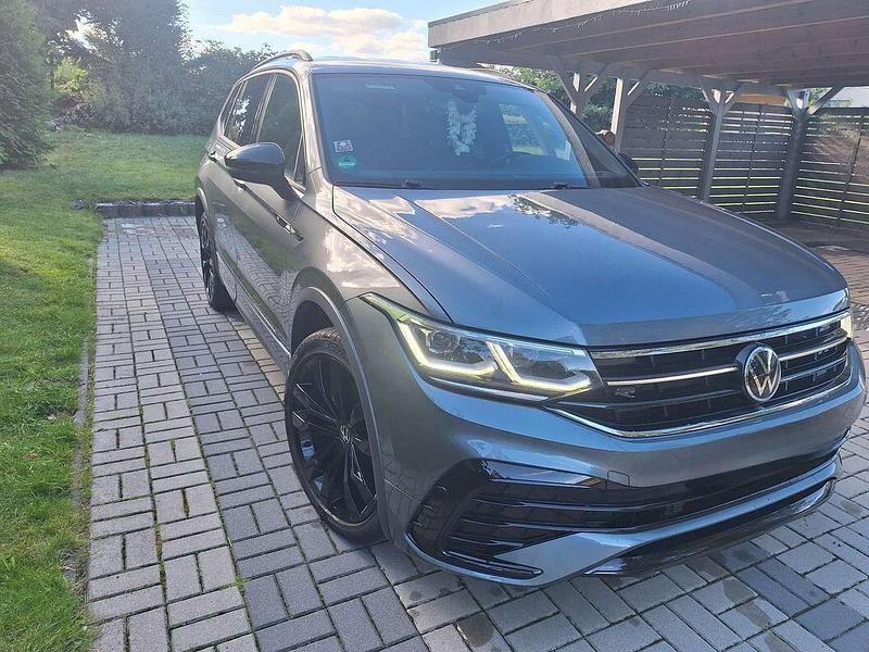 Grau Gebraucht 2022 VW Tiguan Allspace R-line SUV | 37.900 € (Fairer Preis) - Bild 1/4