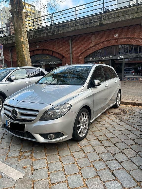 Gebraucht Mercedes B180 122 PS (89 kW) 2012 Silber Van / Kleinbus