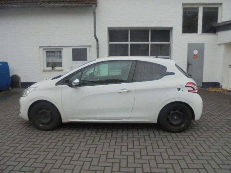 Weiß Gebraucht 2013 Peugeot 208 Kleinwagen | 3.900 € (Fairer Preis) - Bild 1/4