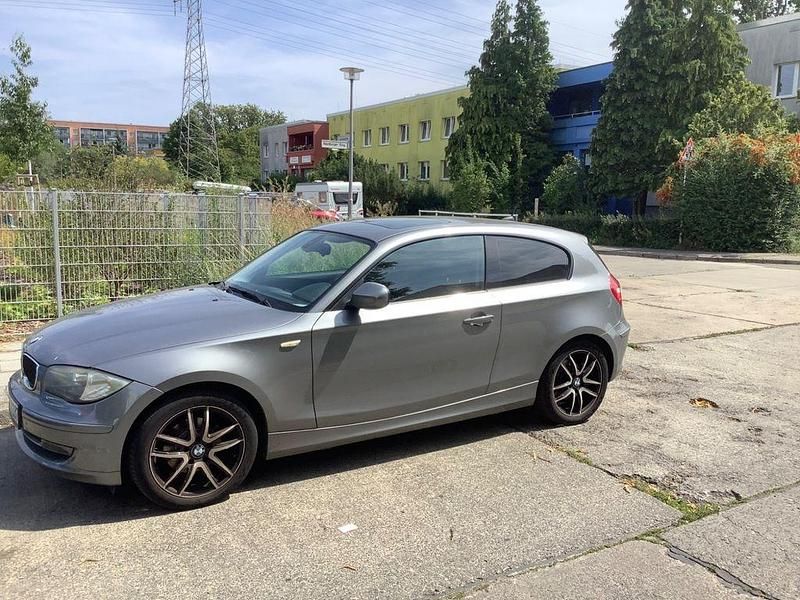 Grau Gebraucht 2011 BMW 118 Kleinwagen | 6.499 € (Fairer Preis) - Bild 1/4