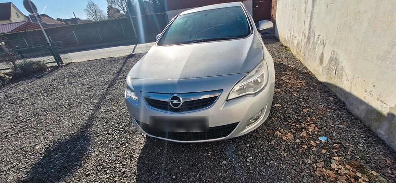 Usata Opel Astra 95 CV (69 kW) 2011 Argento Berlina