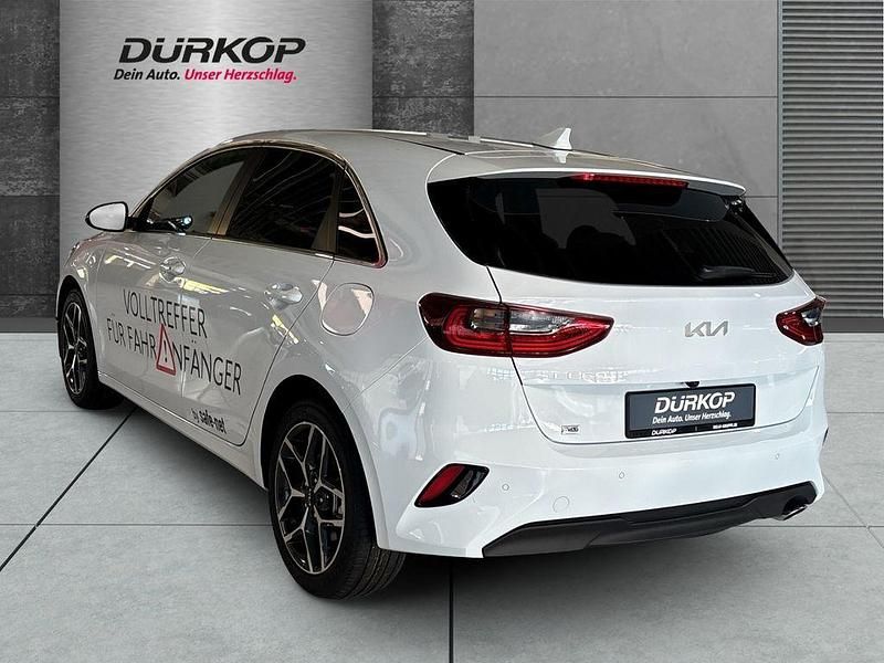 Gebraucht Kia Ceed Style 140 PS (102 kW) 2025 (wd) cararraweiss Kleinwagen