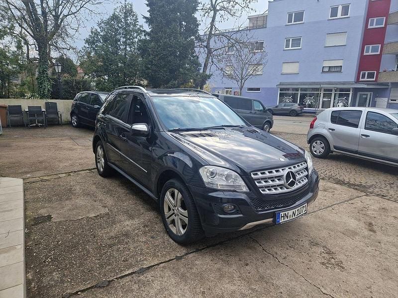Obsidianschwarz metalliclack Gebraucht 2009 Mercedes ML350 SUV | 6.995 € (Superpreis) - Bild 1/4