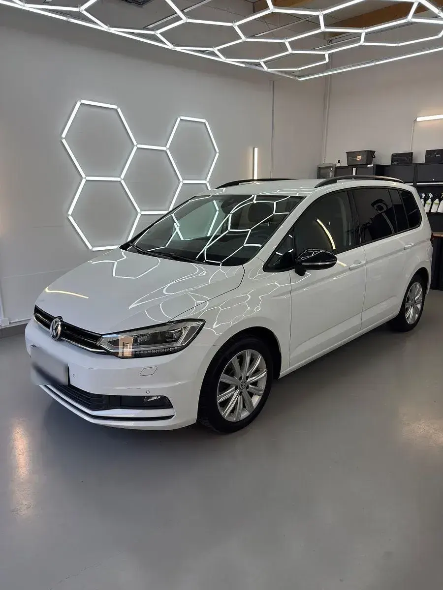 Gebraucht VW Touran Highline 150 PS (110 kW) 2019 Weiß Van / Kleinbus