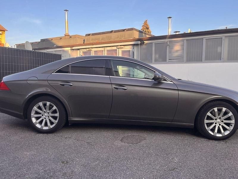 Grau Gebraucht 2008 Mercedes CLS320 Coupé | 7.690 € (Fairer Preis) - Bild 1/4