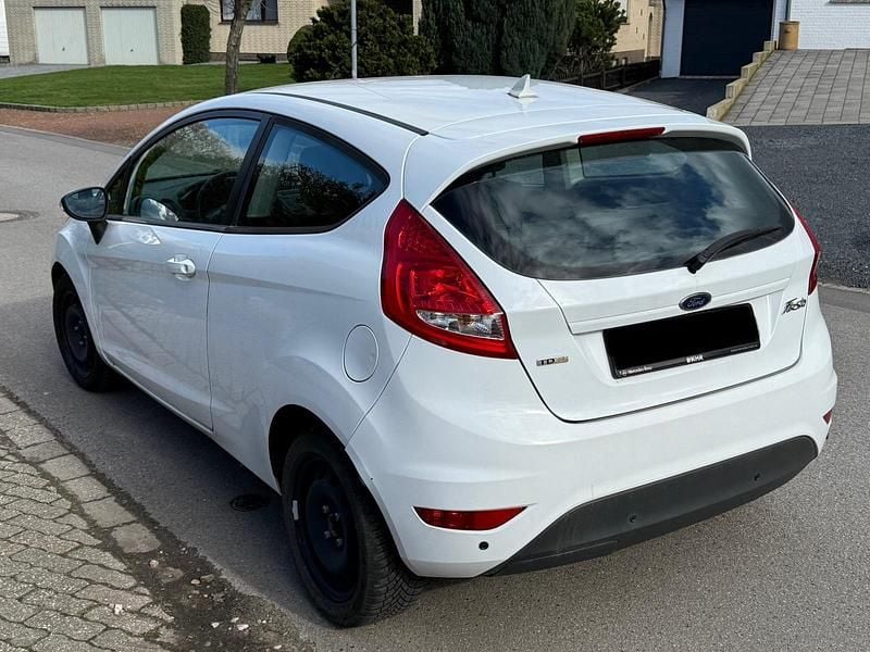 Gebraucht Ford Fiesta 68 PS (50 kW) 2010 Weiß Kleinwagen
